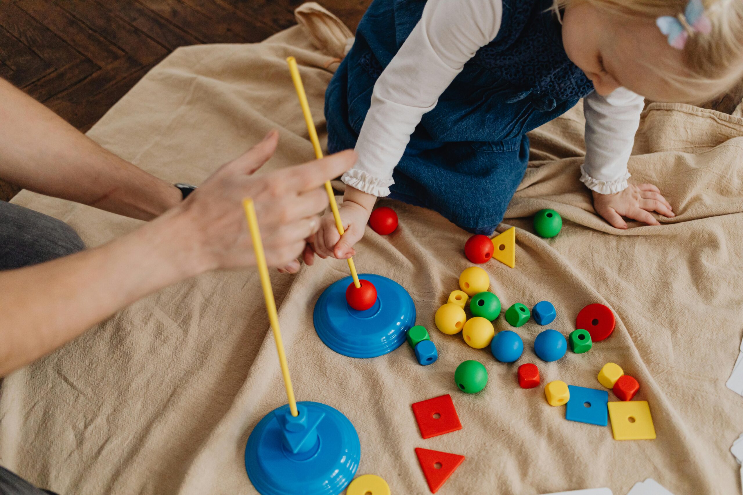 Montessori Lacing Beads Toy – wooden sequencing and stacking beads set for toddlers with colorful shapes, threading strings, and matching activities for preschool learning and hand-eye coordination
