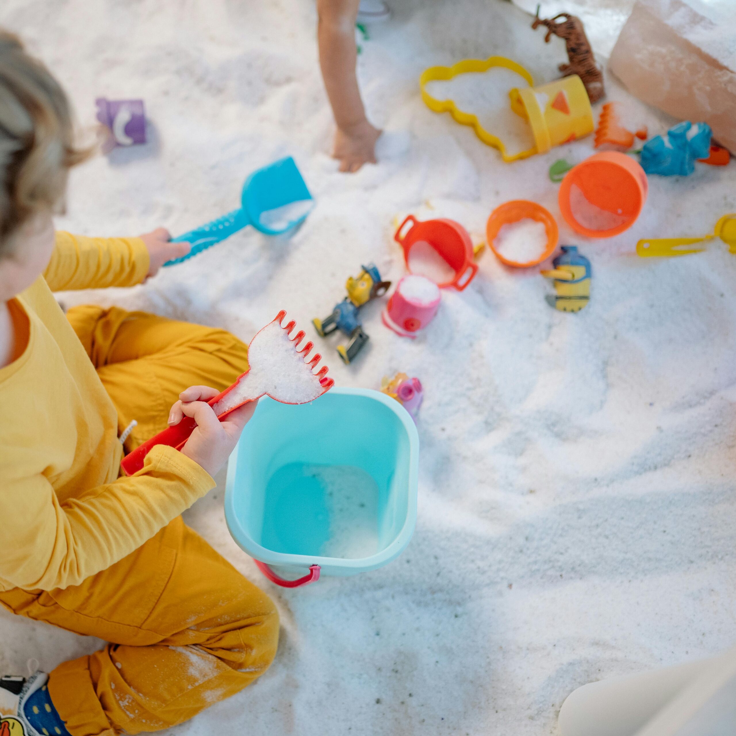 Dino Ocean Sensory Bin for Toddlers – colorful ocean-themed sensory toy set with dinosaur figures, scoops, molds, and sensory play materials for preschool learning and fine motor skills.